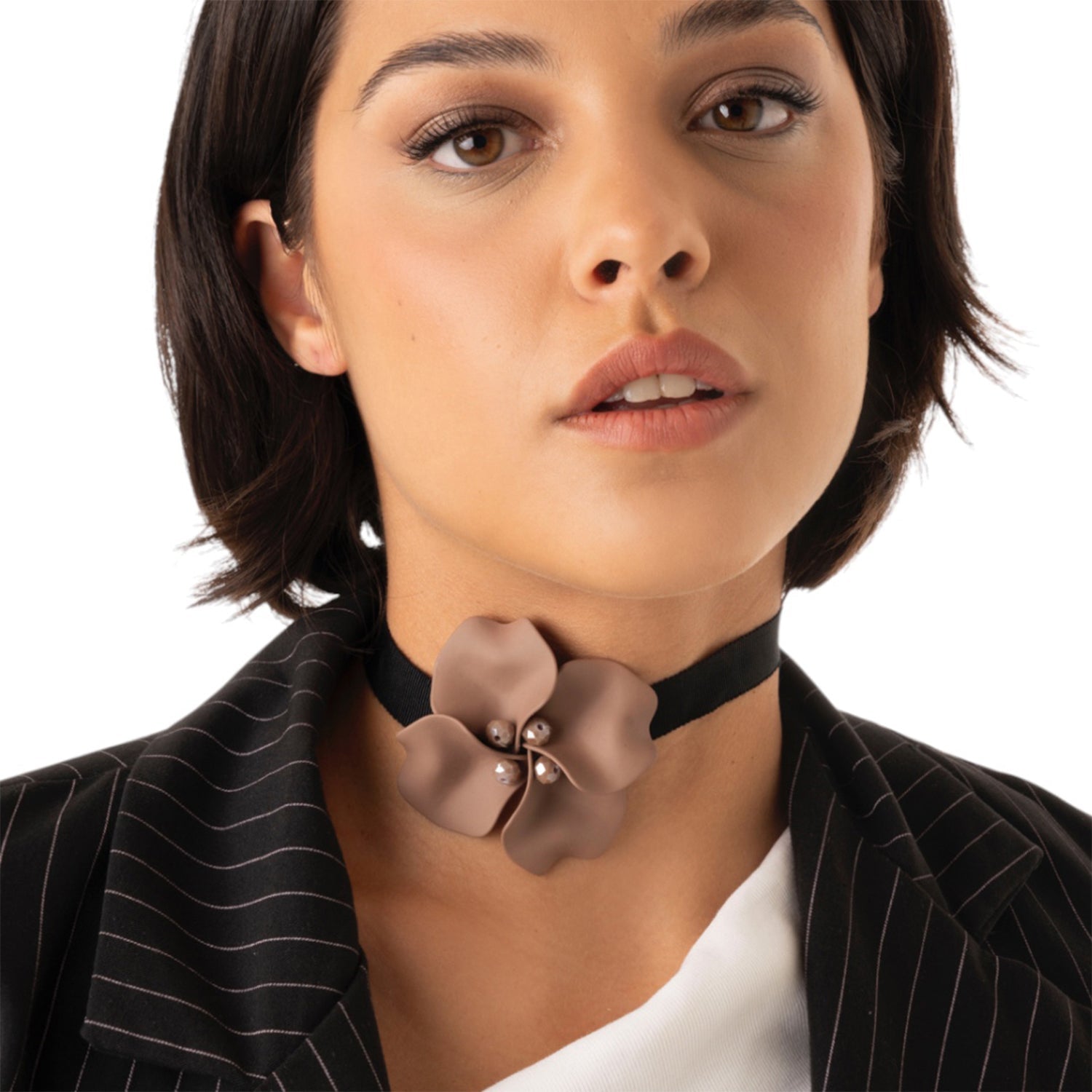 Chocker in tessuto nero con fiore beige - Mya Accessories