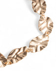 Collana girocollo con foglie in metallo martellato - Mya Accessories
