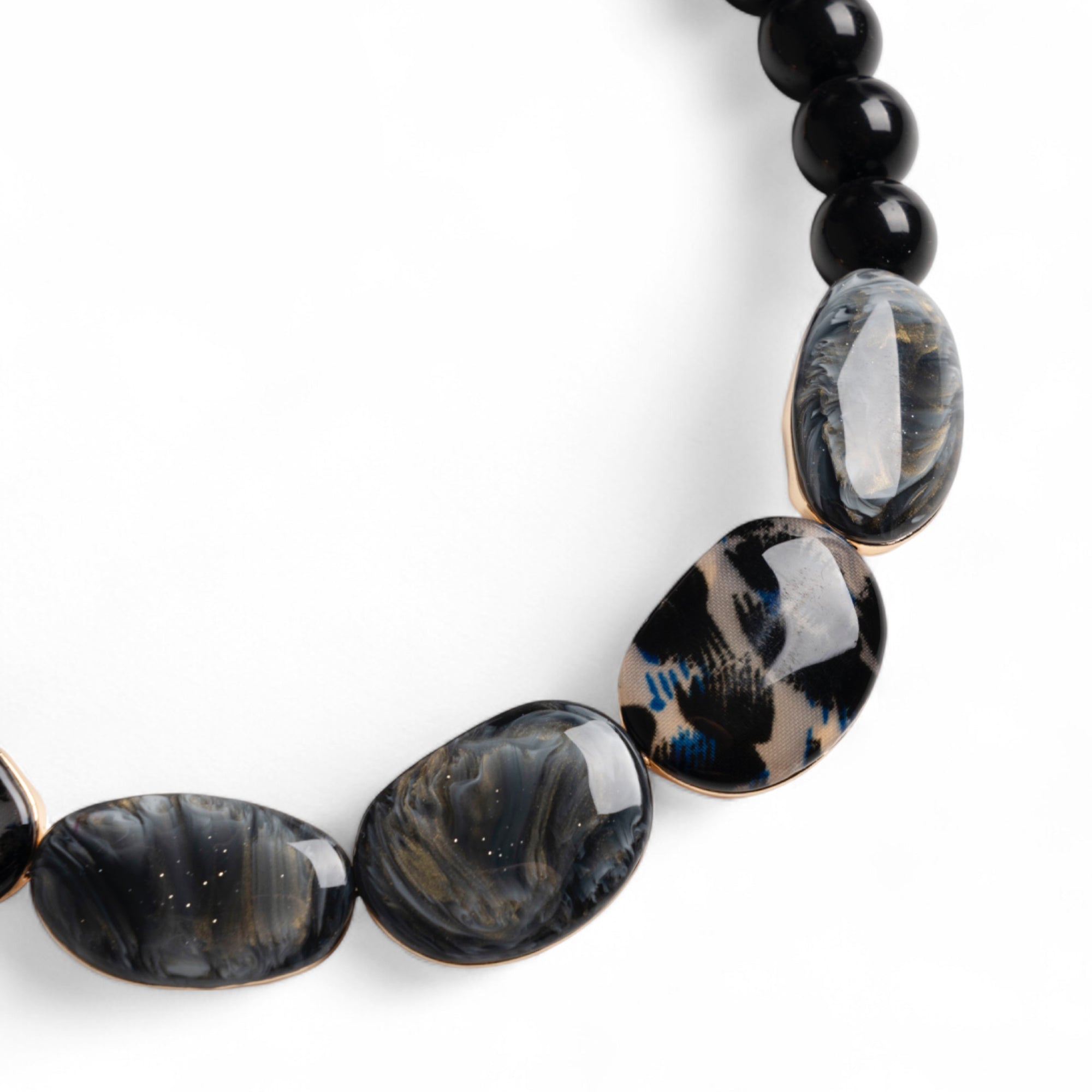 Collana girocollo con pietre in acrilico nere ed inserti animalier - Mya Accessories