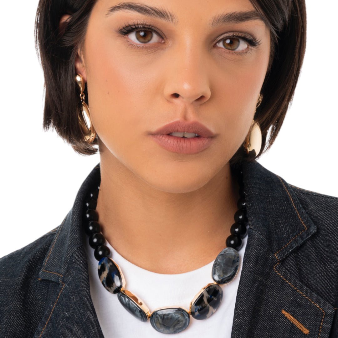 Collana girocollo con pietre in acrilico nere ed inserti animalier - Mya Accessories
