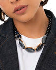 Collana girocollo con pietre in acrilico nere ed inserti animalier - Mya Accessories