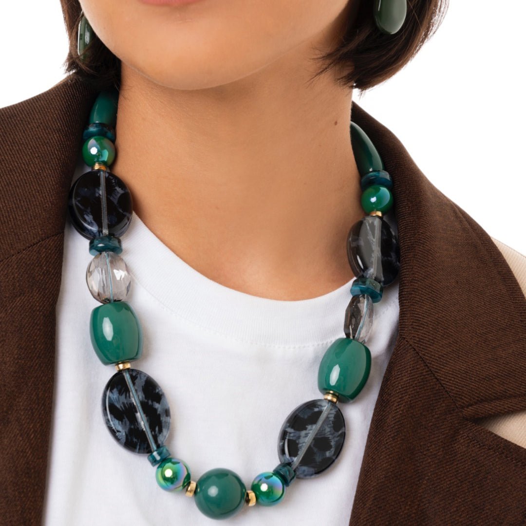 Collana con pietre in acrilico sui toni del nero e del verde - Mya Accessories