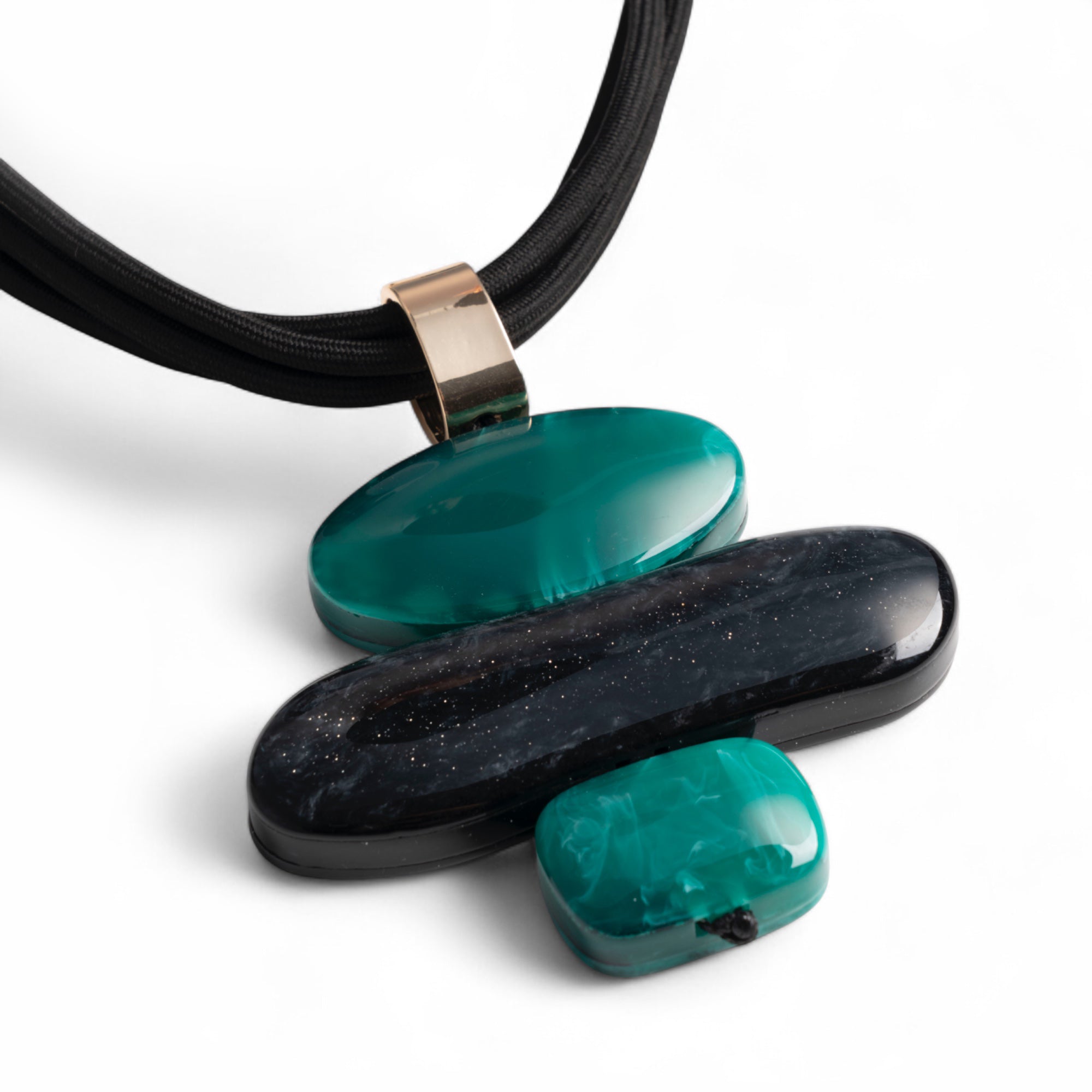 Collana girocollo con tre fili di laccio nero e pendente in acrilico tono verde - Mya Accessories