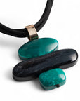 Collana girocollo con tre fili di laccio nero e pendente in acrilico tono verde - Mya Accessories
