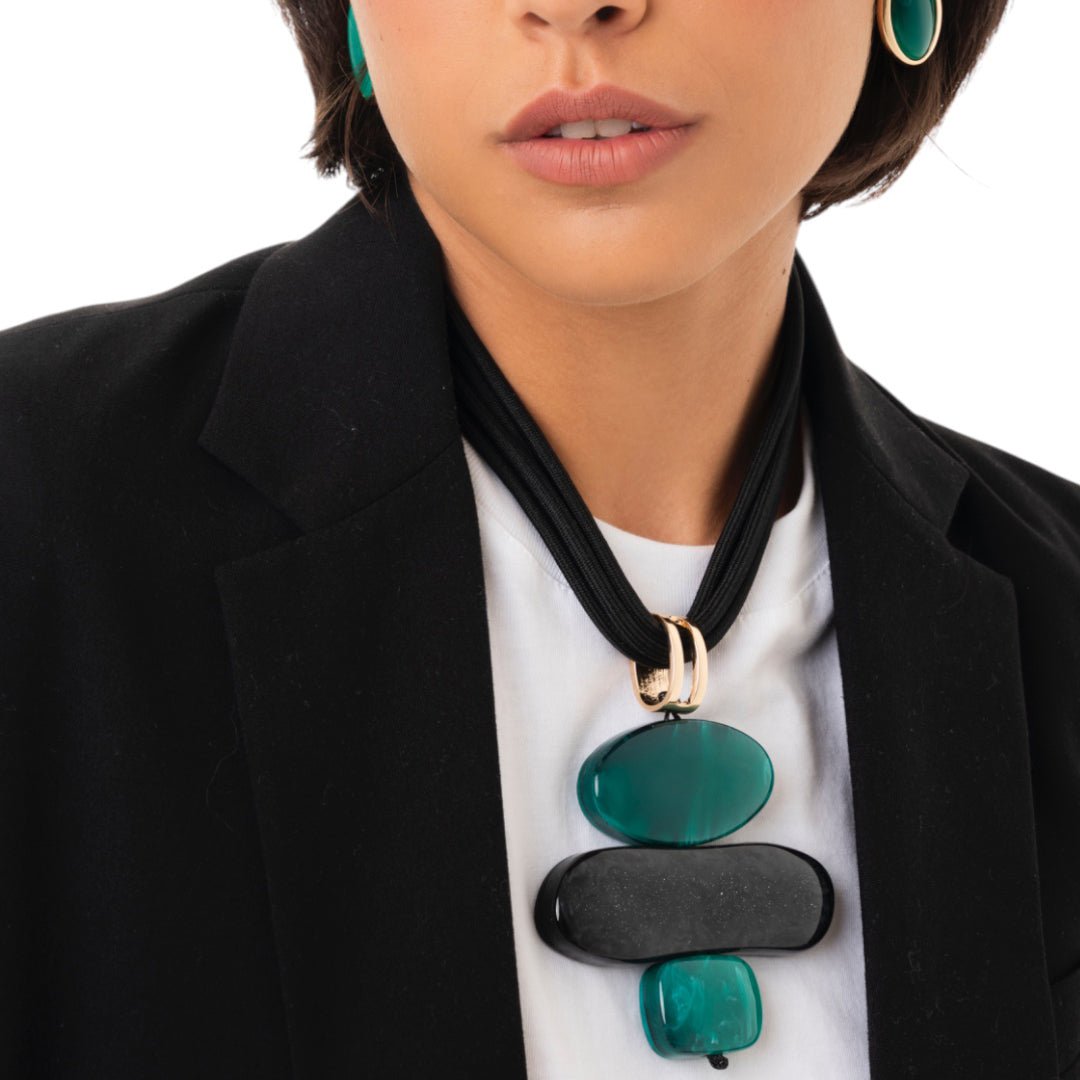 Collana girocollo con tre fili di laccio nero e pendente in acrilico tono verde - Mya Accessories