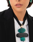 Collana girocollo con tre fili di laccio nero e pendente in acrilico tono verde - Mya Accessories
