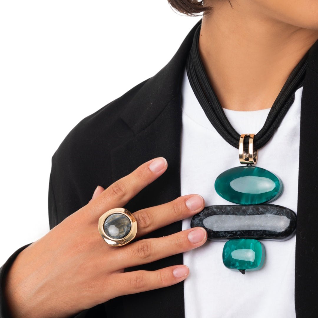 Collana girocollo con tre fili di laccio nero e pendente in acrilico tono verde - Mya Accessories
