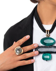 Collana girocollo con tre fili di laccio nero e pendente in acrilico tono verde - Mya Accessories