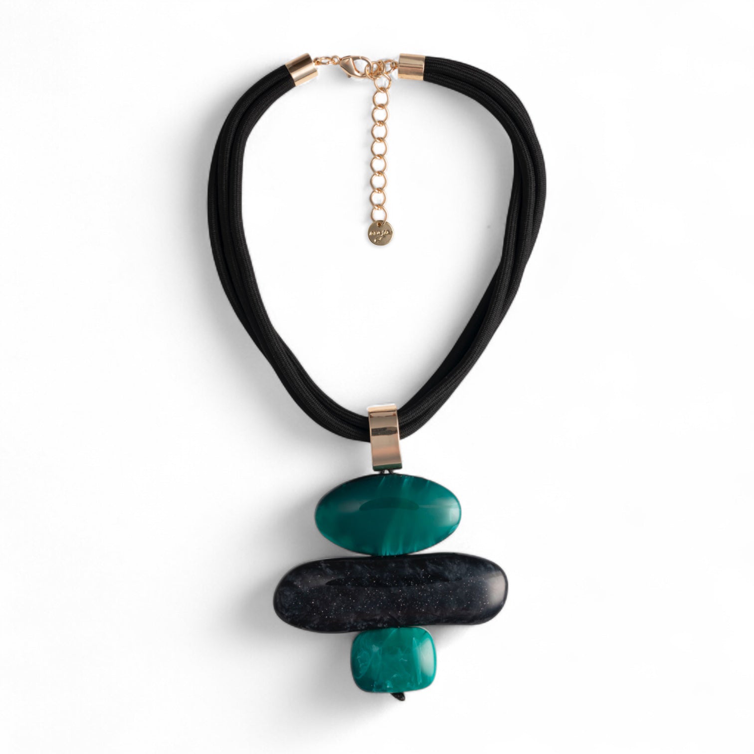 Collana girocollo con tre fili di laccio nero e pendente in acrilico tono verde - Mya Accessories