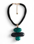Collana girocollo con tre fili di laccio nero e pendente in acrilico tono verde - Mya Accessories