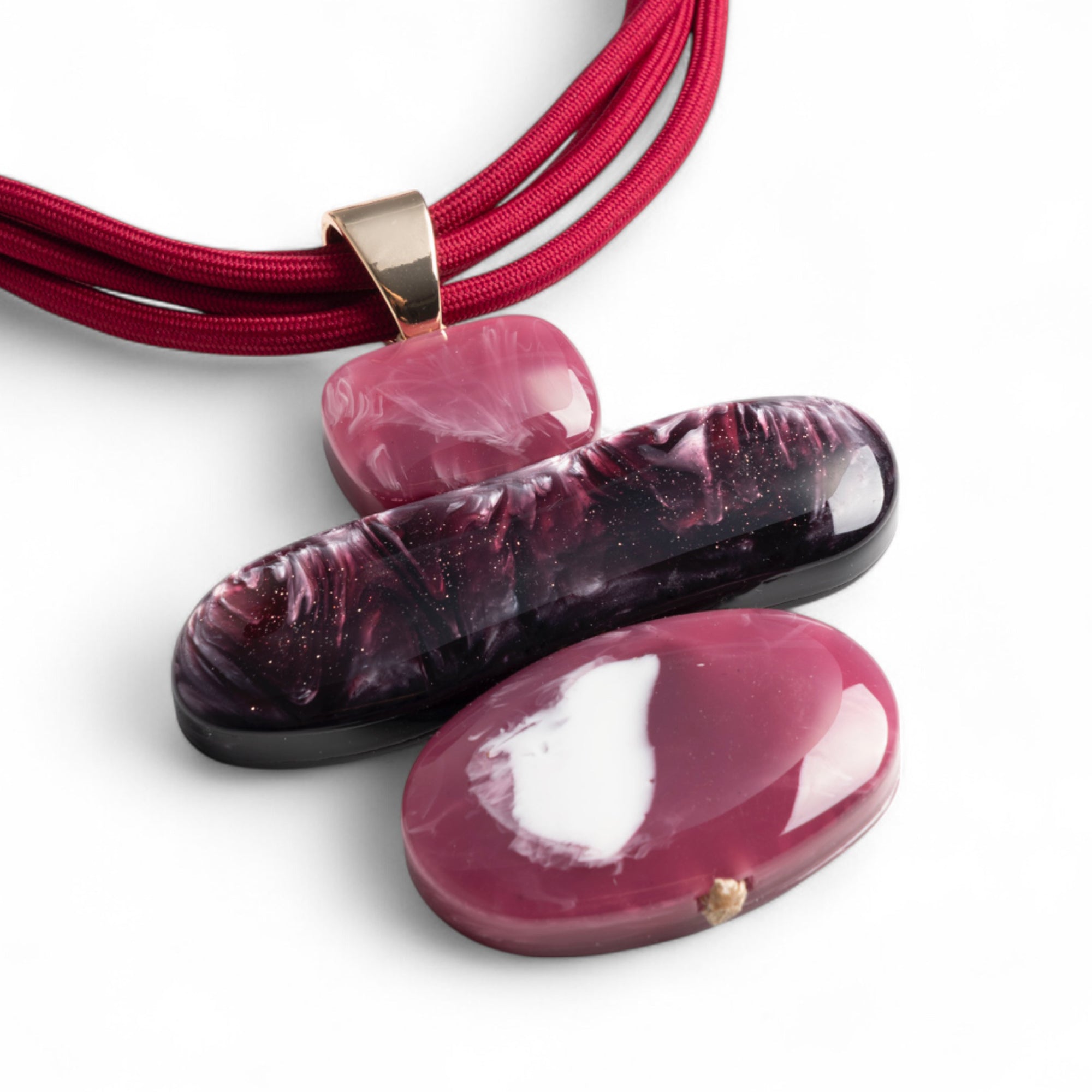 Collana girocollo con tre fili di laccio fucsia e pendente in acrilico tono viola - Mya Accessories