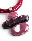 Collana girocollo con tre fili di laccio fucsia e pendente in acrilico tono viola - Mya Accessories