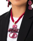 Collana girocollo con tre fili di laccio fucsia e pendente in acrilico tono viola - Mya Accessories