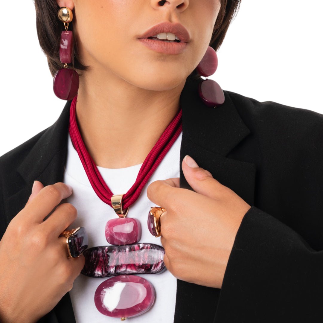 Collana girocollo con tre fili di laccio fucsia e pendente in acrilico tono viola - Mya Accessories
