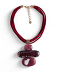 Collana girocollo con tre fili di laccio fucsia e pendente in acrilico tono viola - Mya Accessories