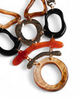 Collana con forme geometriche pendenti in metallo ed acrilico tono marrone - Mya Accessories