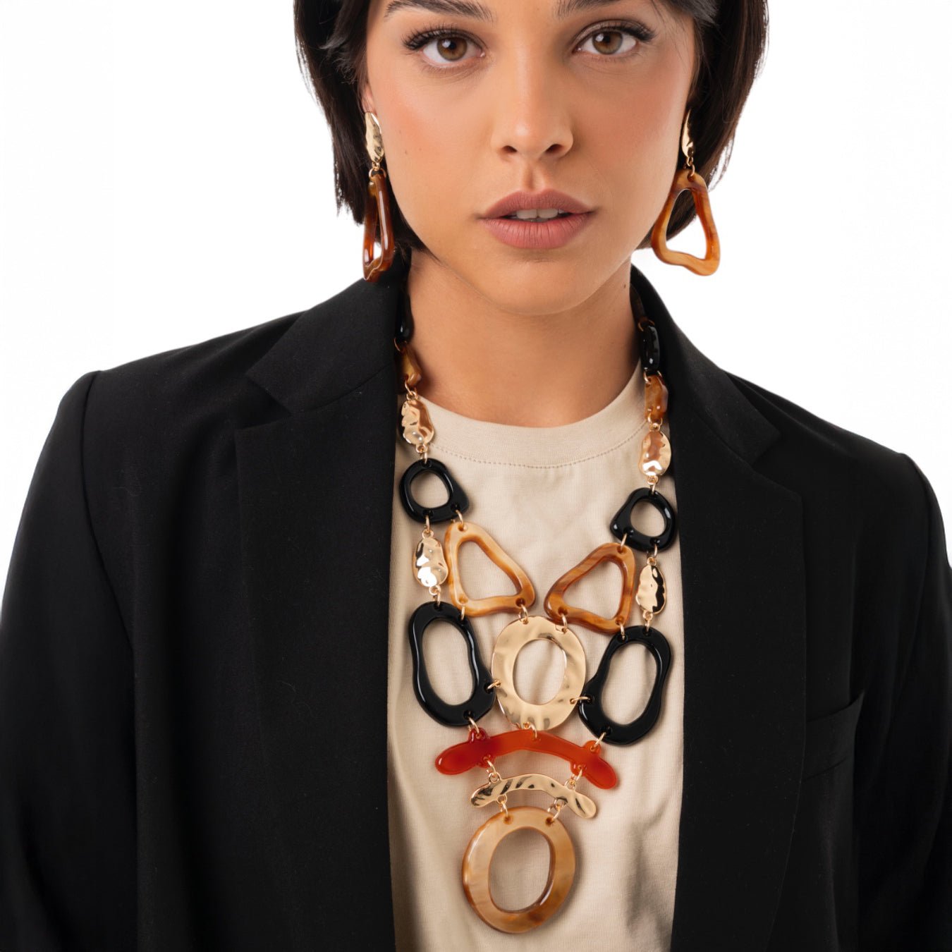 Collana con forme geometriche pendenti in metallo ed acrilico tono marrone - Mya Accessories