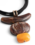 Collana multi filo con laccio nero e pendente in acrilico tono beige - Mya Accessories