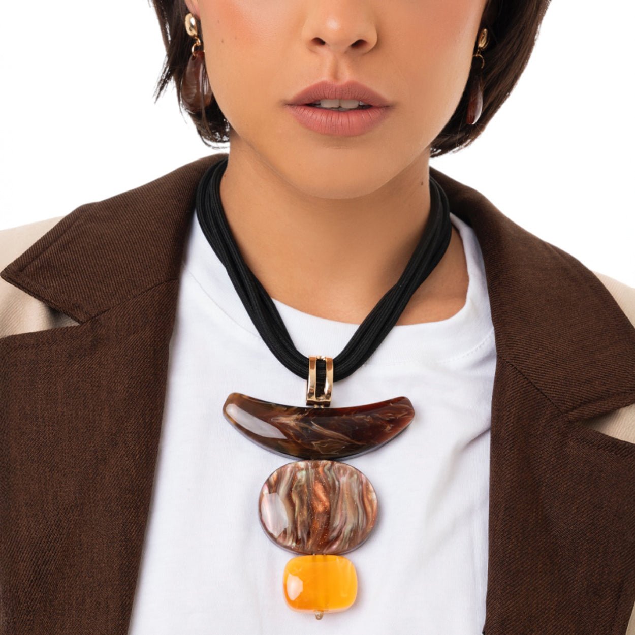 Collana multi filo con laccio nero e pendente in acrilico tono beige - Mya Accessories