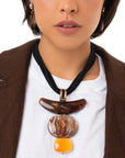 Collana multi filo con laccio nero e pendente in acrilico tono beige - Mya Accessories