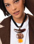 Collana multi filo con laccio nero e pendente in acrilico tono beige - Mya Accessories