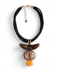 Collana multi filo con laccio nero e pendente in acrilico tono beige - Mya Accessories