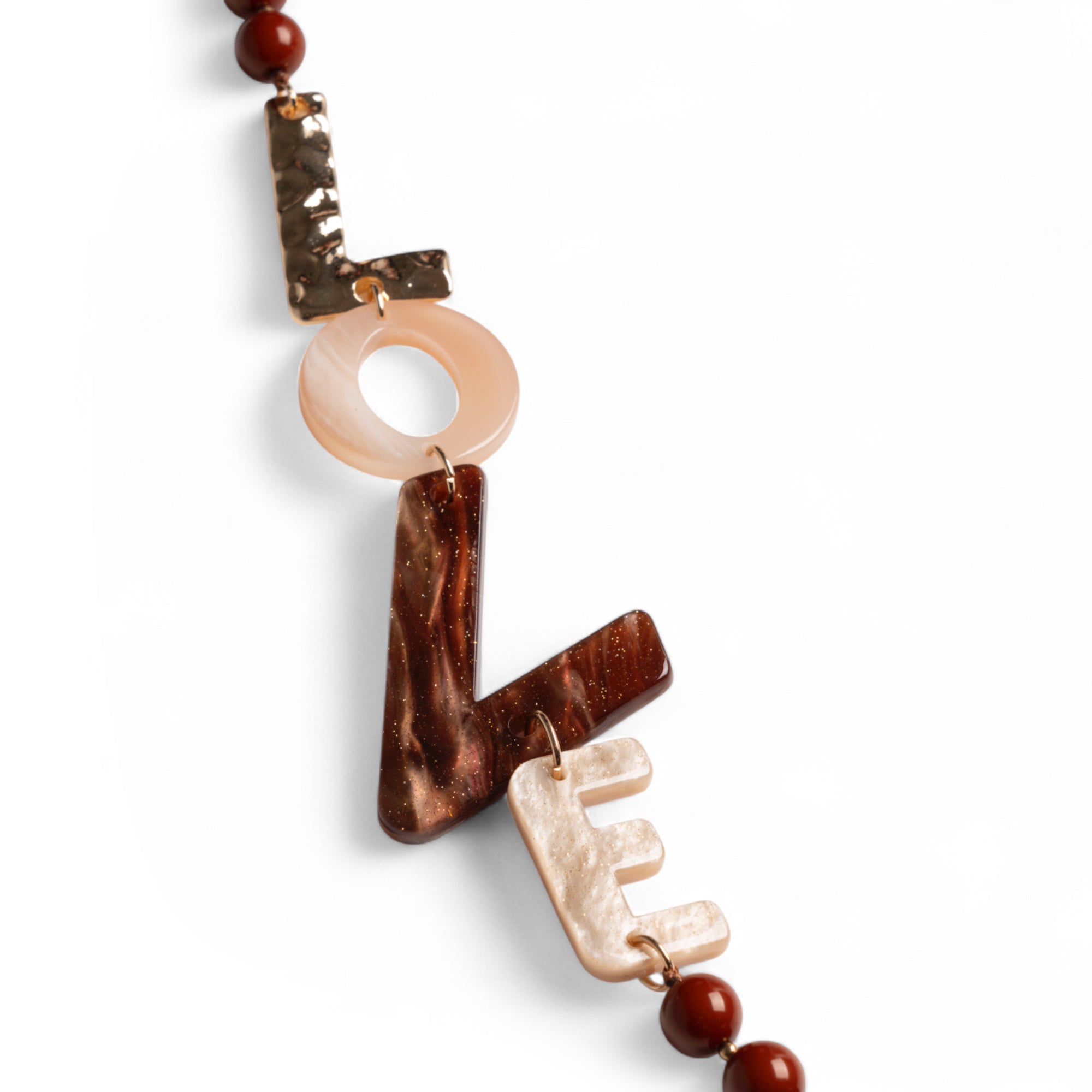 Collana lunga con sfere marroni ed inserti in acrilico con scritta love - Mya Accessories
