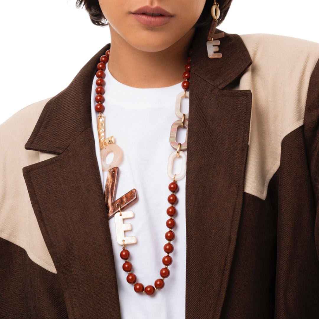 Collana lunga con sfere marroni ed inserti in acrilico con scritta love - Mya Accessories