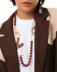 Collana lunga con sfere marroni ed inserti in acrilico con scritta love - Mya Accessories