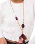 Collana lunga a catena con pendente a forma di fiore in acrilico e resina tono viola - Mya Accessories