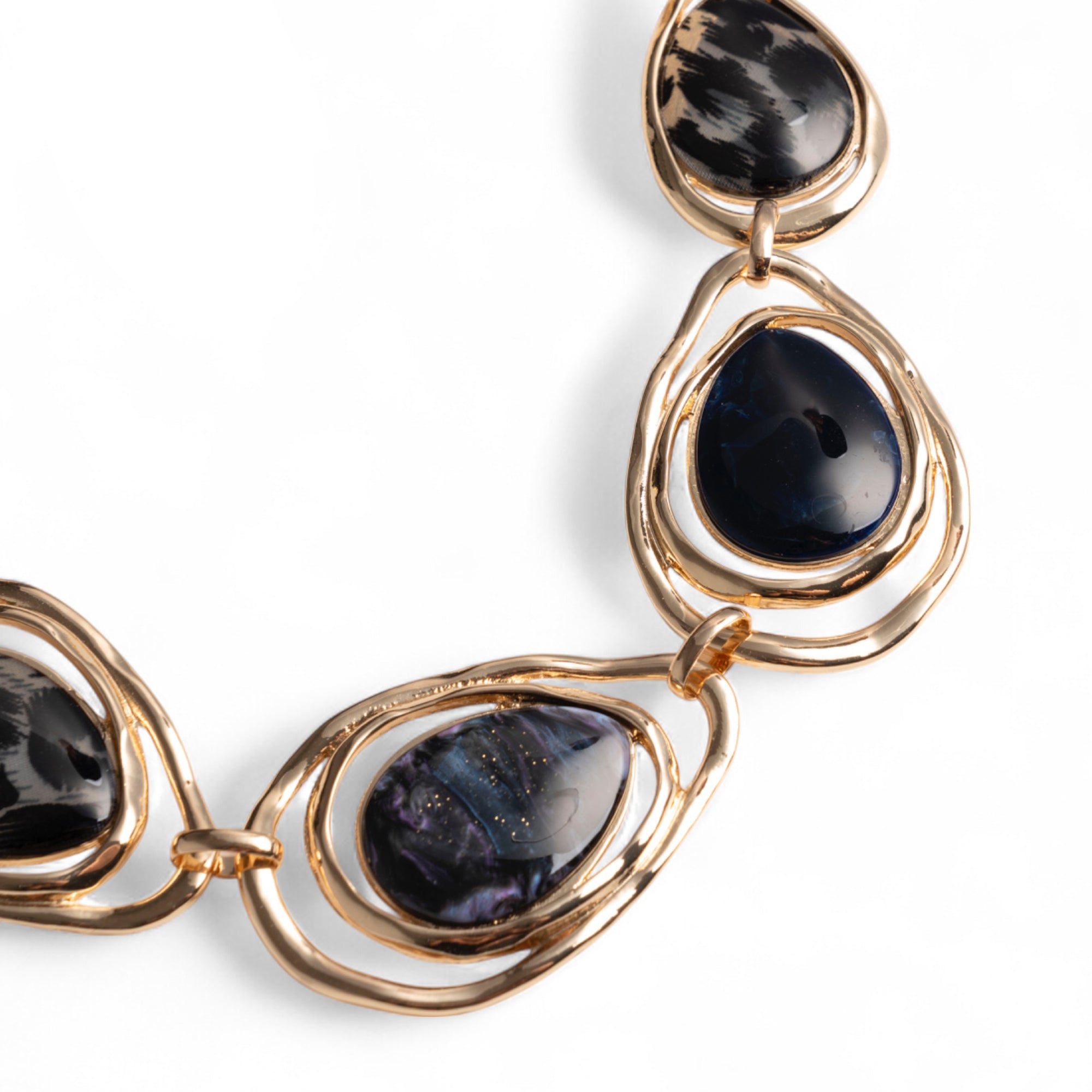 Collana girocollo a catena con inserti in acrilico animalier tono blu e nero - Mya Accessories
