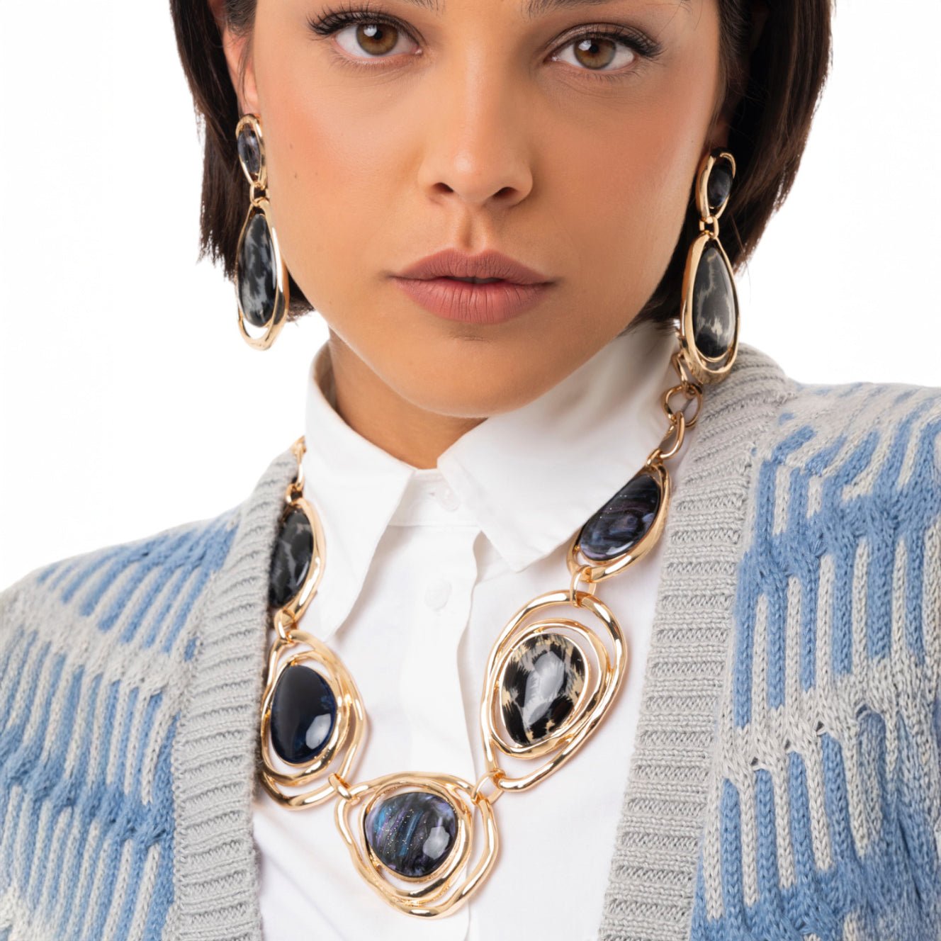 Collana girocollo a catena con inserti in acrilico animalier tono blu e nero - Mya Accessories