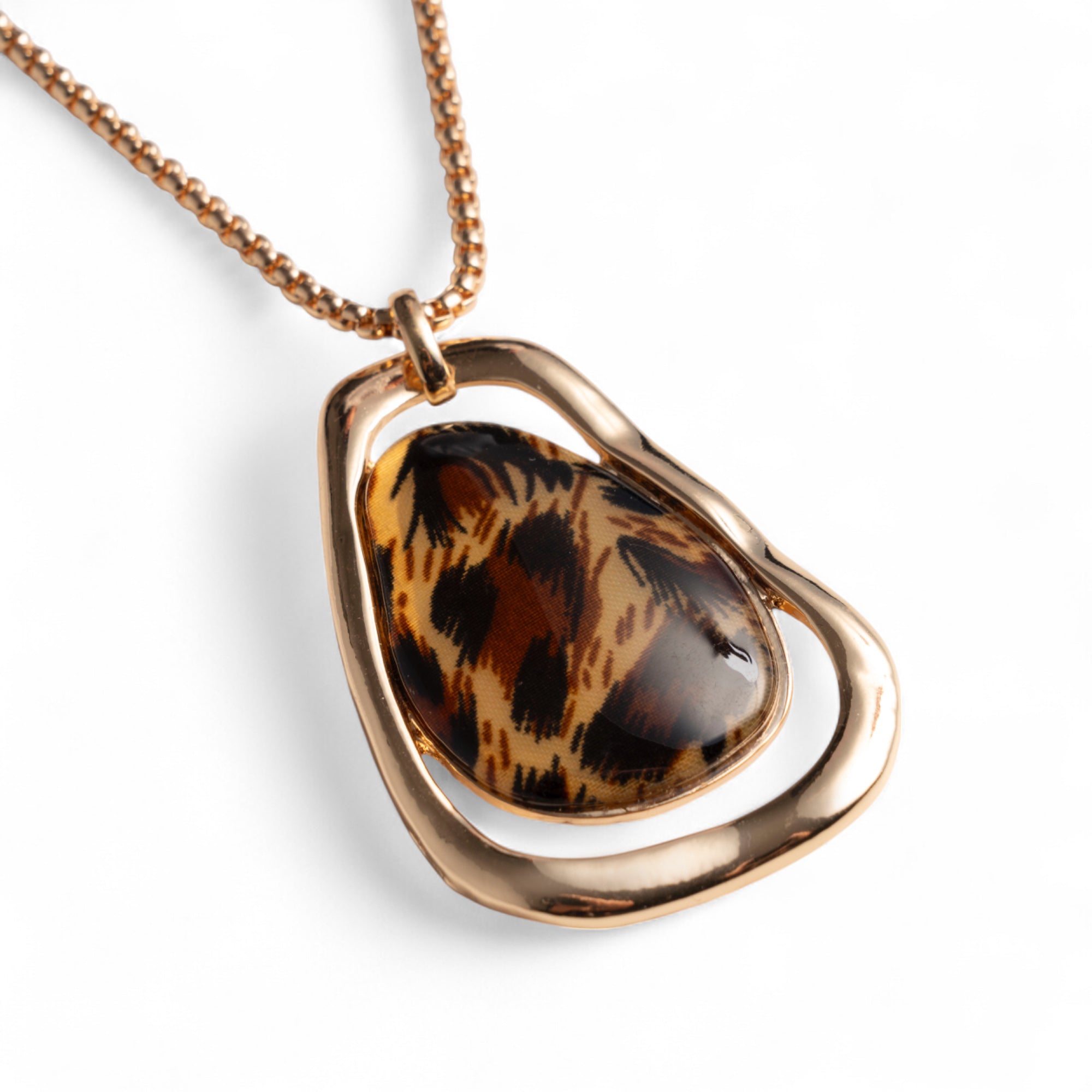 Collana con catena sottile e pendente in metallo ed acrilico animalier tono marrone - Mya Accessories