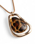 Collana con catena sottile e pendente in metallo ed acrilico animalier tono marrone - Mya Accessories