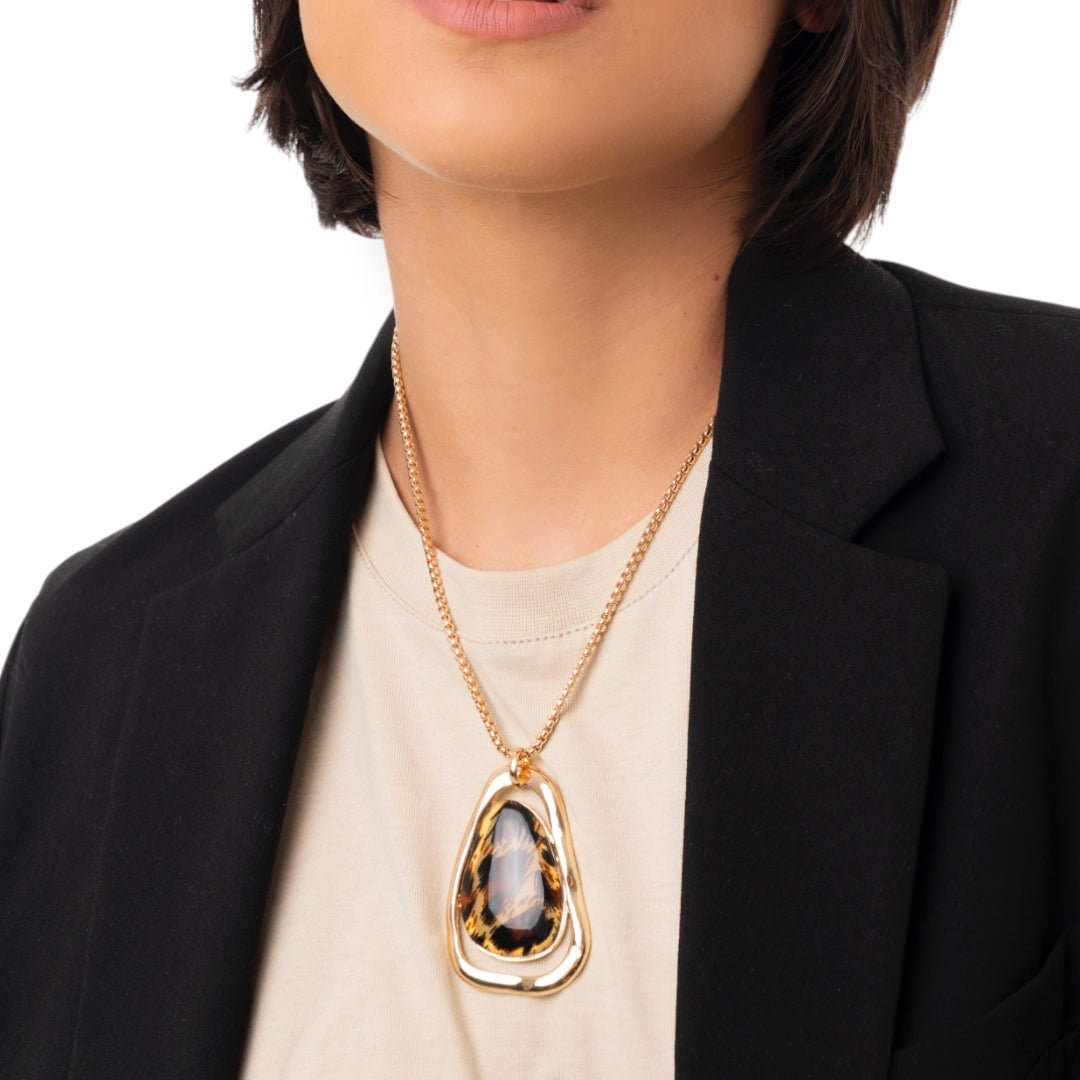 Collana con catena sottile e pendente in metallo ed acrilico animalier tono marrone - Mya Accessories