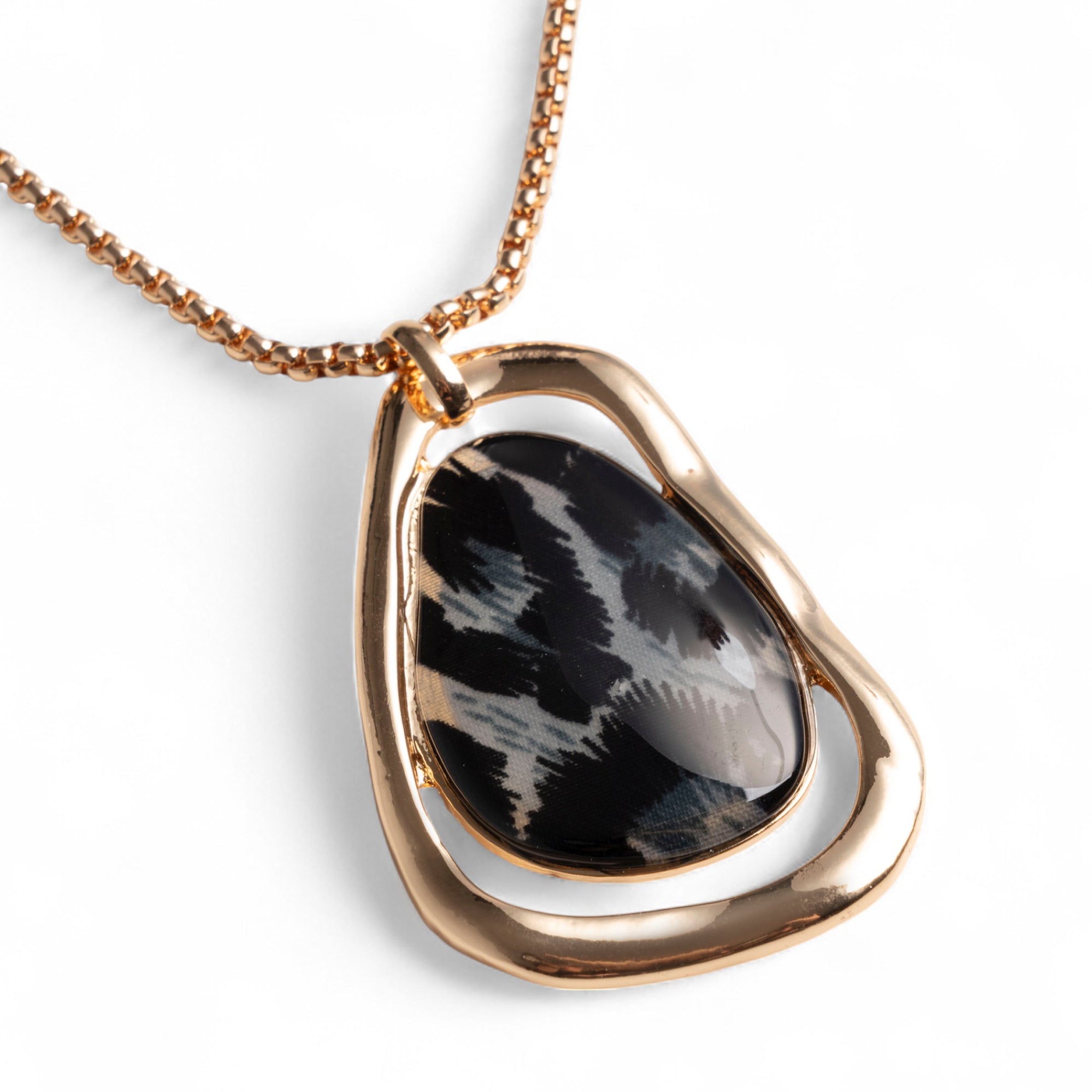 Collana con catena sottile e pendente in metallo ed acrilico animalier tono nero - Mya Accessories