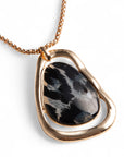 Collana con catena sottile e pendente in metallo ed acrilico animalier tono nero - Mya Accessories