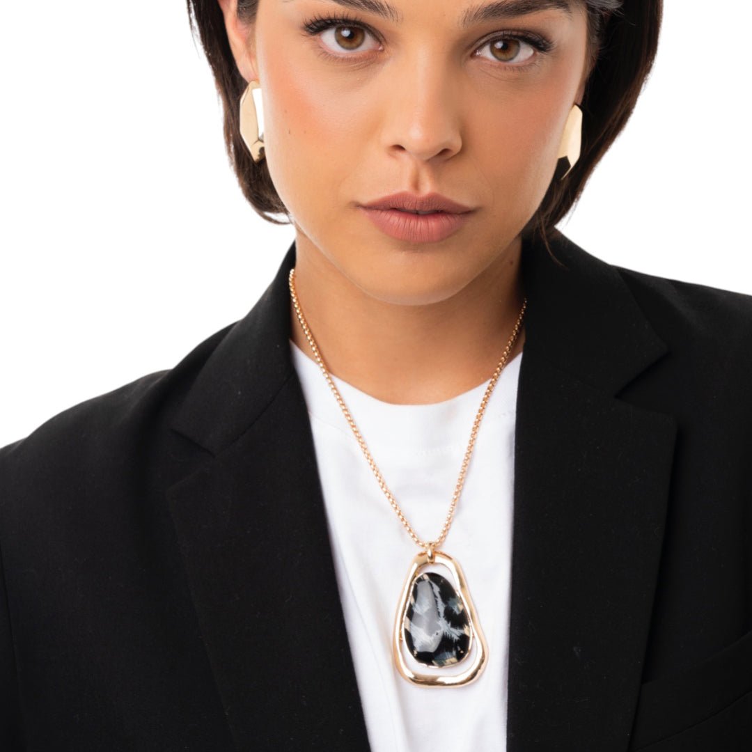 Collana con catena sottile e pendente in metallo ed acrilico animalier tono nero - Mya Accessories