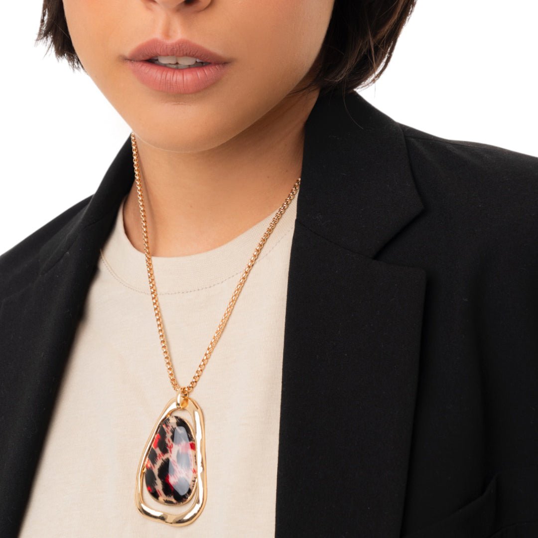Collana con catena sottile e pendente in metallo ed acrilico animalier tono rosso - Mya Accessories