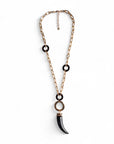 Collana a catena in metallo con pendente a forma di corno in acrilico nero - Mya Accessories