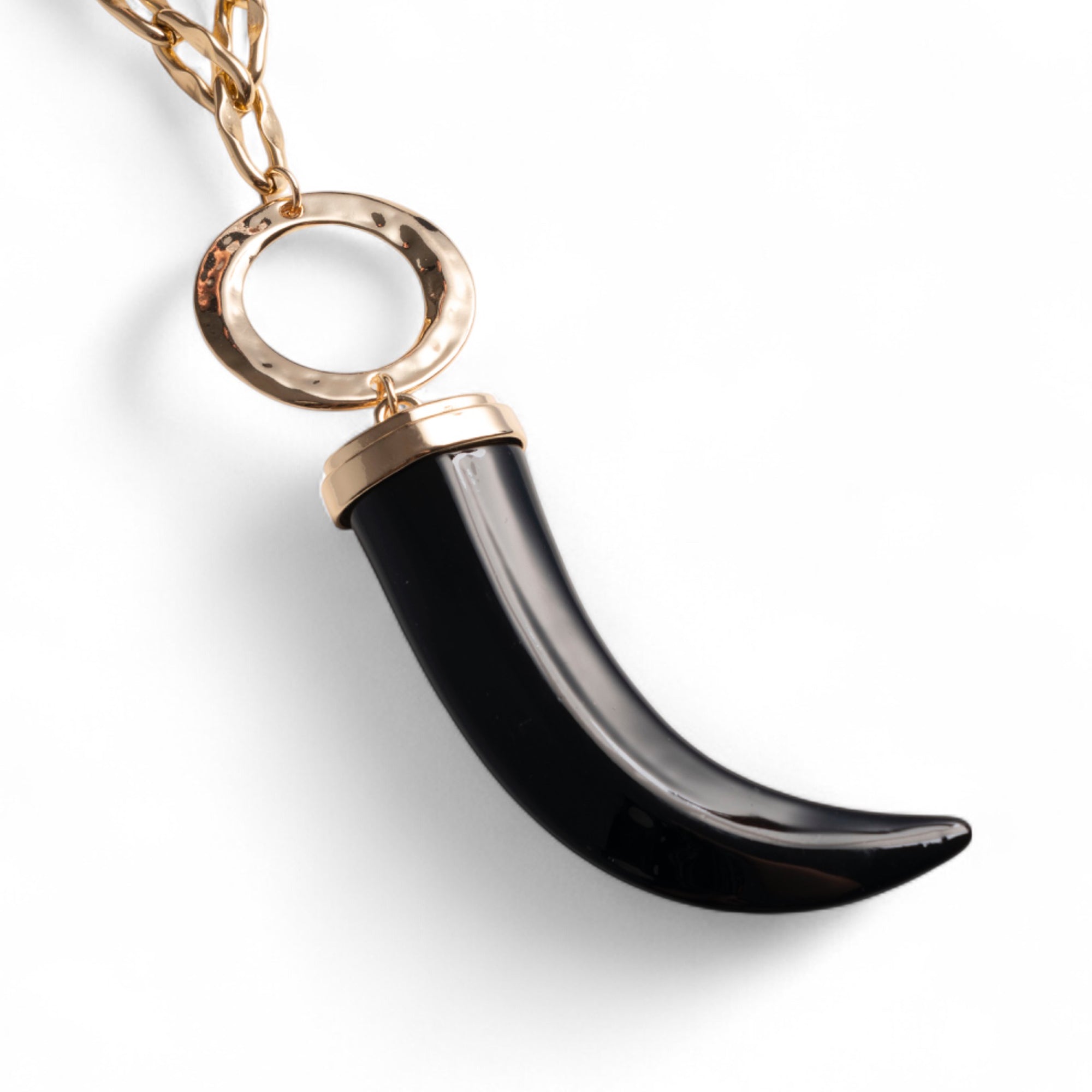 Collana lunga a catena in metallo con corno in resina nero - Mya Accessories