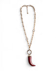 Collana lunga a catena in metallo con corno in resina rossa - Mya Accessories