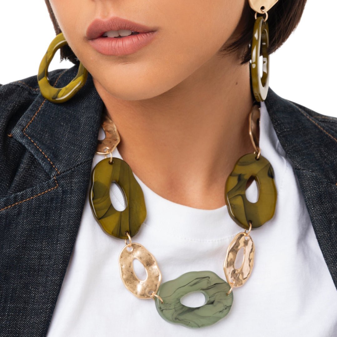 Collana girocollo in acrilico da forme irregolari tono verde - Mya Accessories