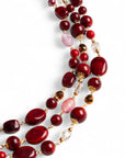 Collana a tre fili con pietre in acrilico e vetro tono rosso - Mya Accessories