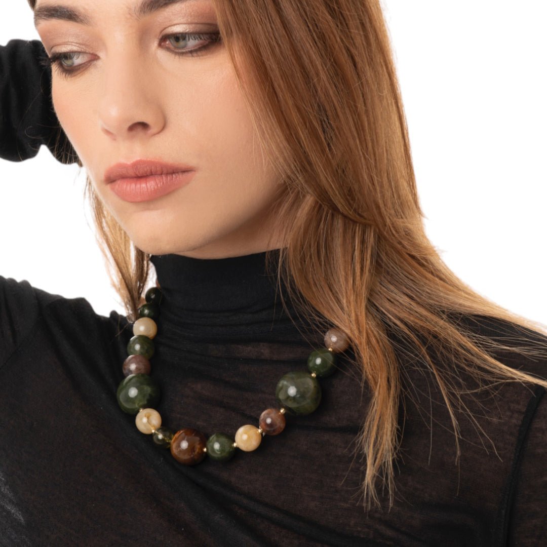 Collana girocollo con sfere in acrilico tono verde e beige - Mya Accessories