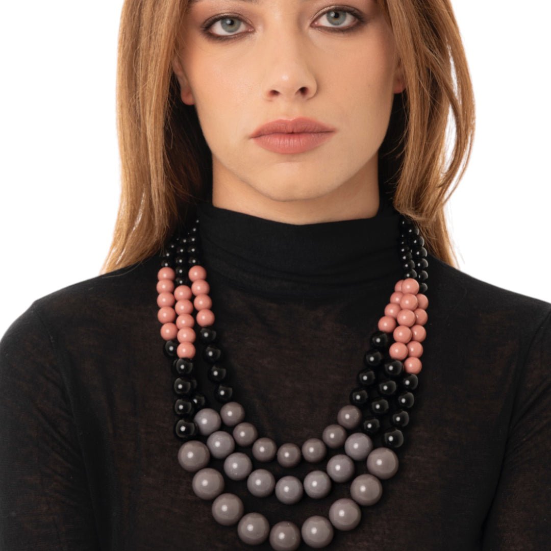 Collana a tre fili con sfere in acrilico grigie, rosa e nere - Mya Accessories