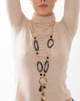 Collana lunga a catena con inserti e pendente in acrilico e vetro tono nero - Mya Accessories
