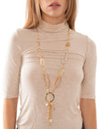 Collana lunga a catena con inserti e pendente in acrilico e vetro tono beige - Mya Accessories
