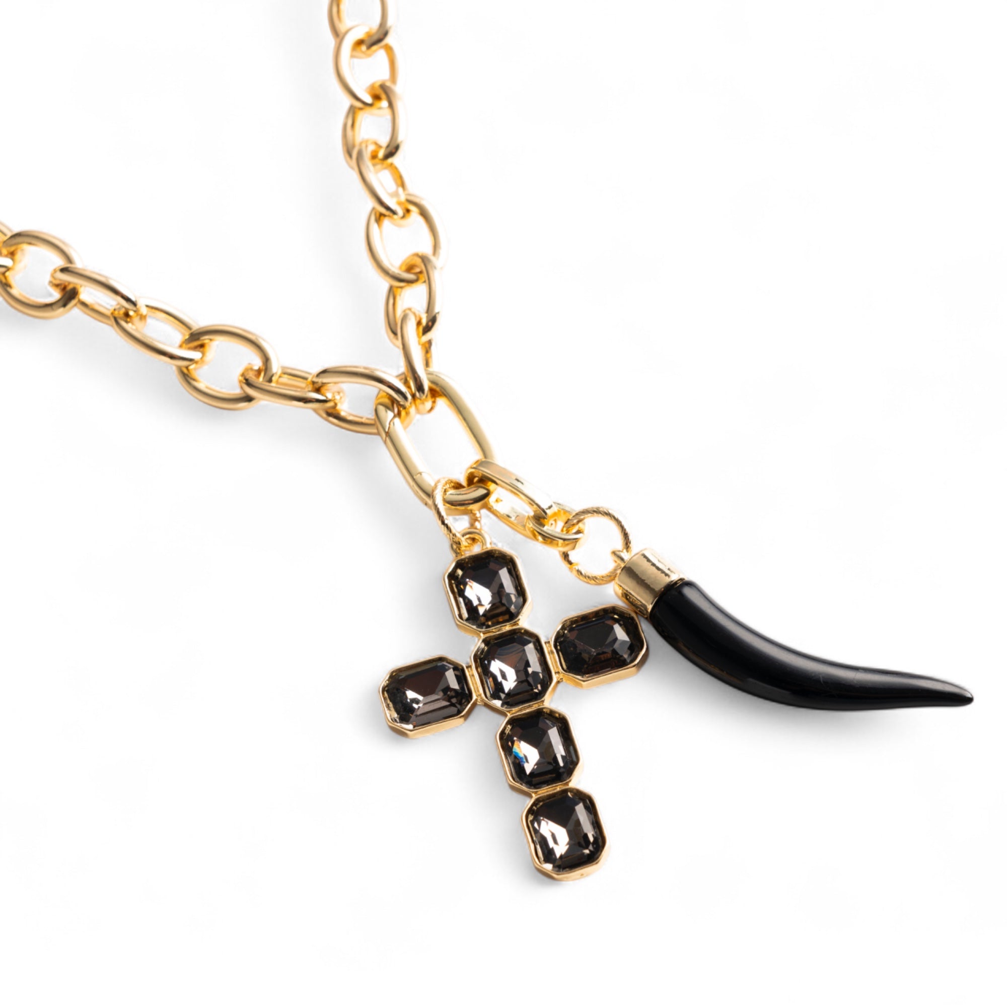 Collana girocollo a catena con pendente corno in resina e croce con pietre in vetro nero - Mya Accessories