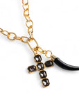 Collana girocollo a catena con pendente corno in resina e croce con pietre in vetro nero - Mya Accessories